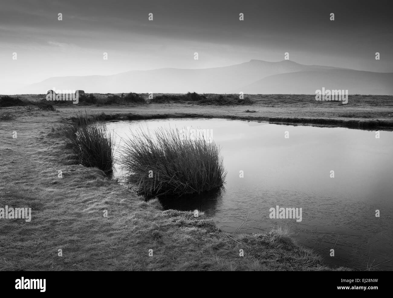Un ciel clair et une vue sur les Brecon Beacons montagnes dans la mi-Galles sur un pool. Banque D'Images
