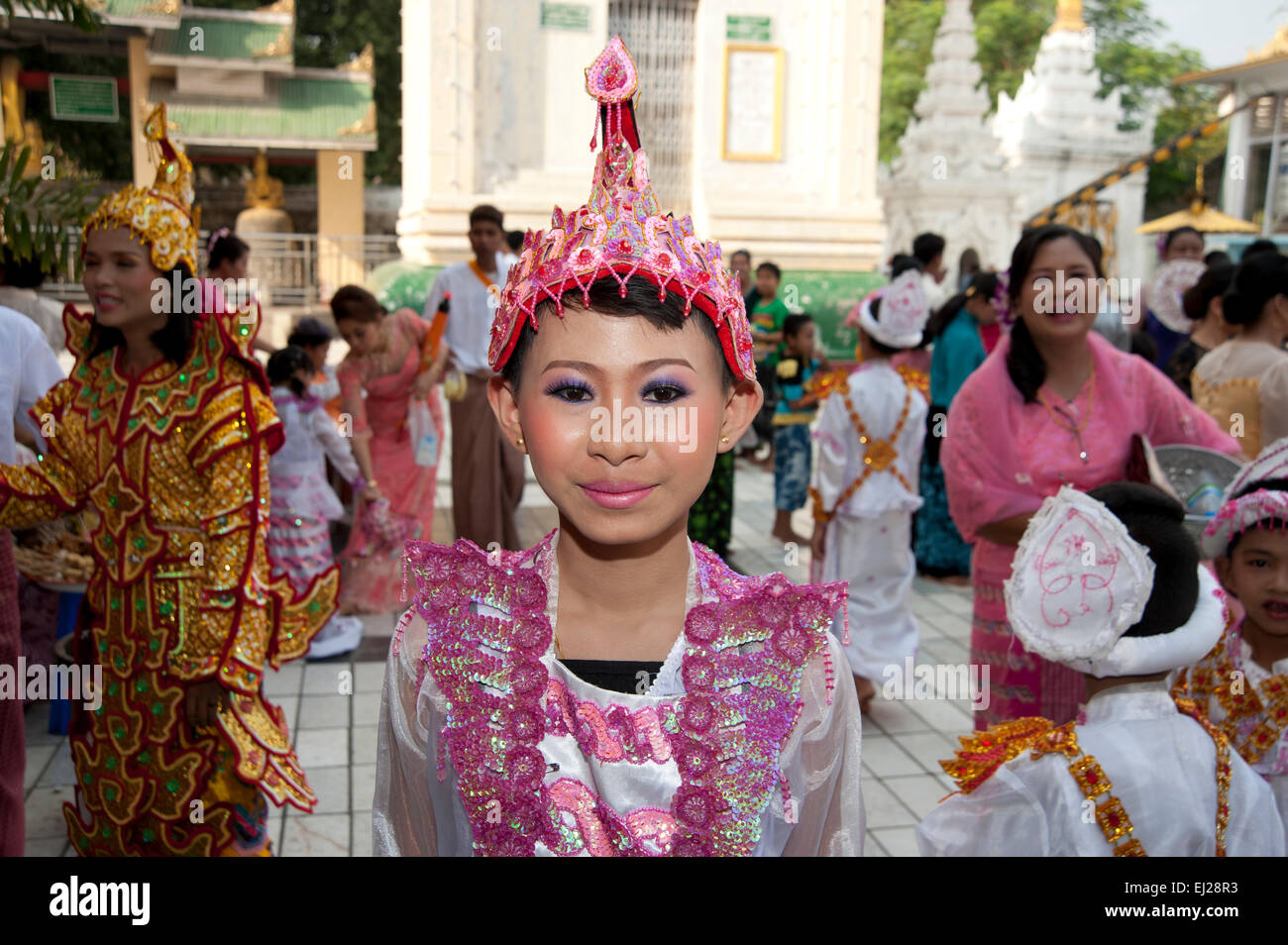 Un jeune garçon vêtu de Birmans robes colorées et poupée comme make up pour sa venue de l'âge d'une cérémonie à Mandalay Myanmar Banque D'Images