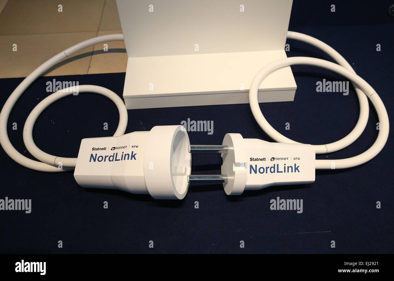 ILLUSTRATION - Une fiche d'alimentation est symbolique sur l'affichage lors de la signature du contrat le groupe allemand-norvégien pour la ligne d'alimentation 'Nordlink" au cours d'une réception à la coopération trilatérale séminaire 'l'éolien offshore aux Pays-Bas, en Allemagne et au Danemark, une contribution à la transition énergétique européenne' de la chambre de commerce de Hambourg, Allemagne, 19 mars 2015. 'Nordlink' est une ligne électrique qui s'étend sur plus de 623 kilomètres de distance entre le Tonstadt Wilster en Norvège et en Allemagne, la connexion de ces deux marchés pour alimentation en Allemagne et en Norvège. Photo : Christian Charisius/dpa Banque D'Images