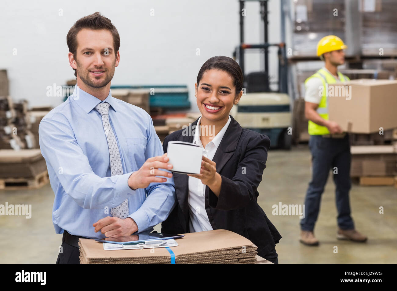 Les gestionnaires d'entrepôt montrant fort à l'appareil photo Banque D'Images
