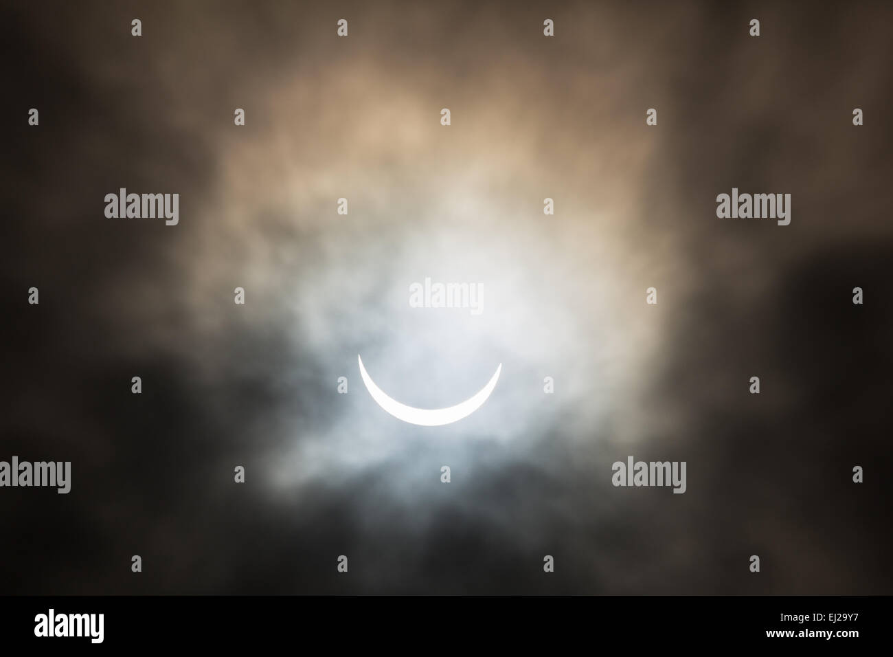Sheffield, Royaume-Uni. Mar 20, 2015. Éclipse solaire partielle vu de Sheffield, UK, le 20 mars 2015. La couverture nuageuse partielle ajoute à cette rare théâtre événement céleste comme la lune passe devant le soleil, créant un croissant de lumière. Credit : Graham Dunn/Alamy Live News Banque D'Images