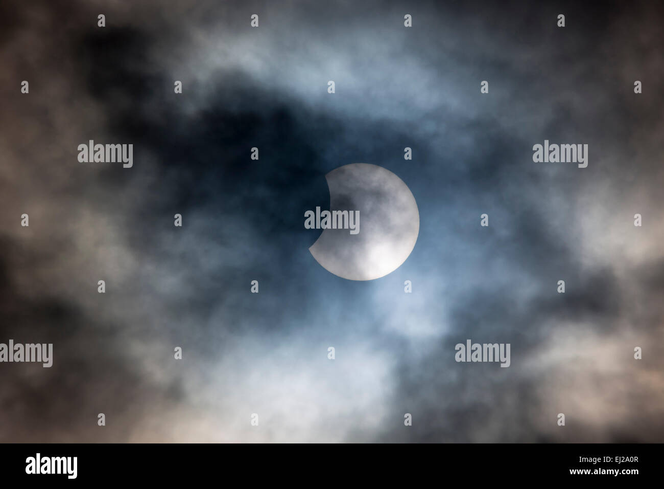 Cotswolds, Royaume-Uni. Mar 20, 2015. 10.23 - éclipse solaire éclipse partielle du soleil, un phénomène naturel extrêmement rare, vu de Burford, les Cotswolds, England, UK Crédit : Tim Graham/Alamy Live News Banque D'Images