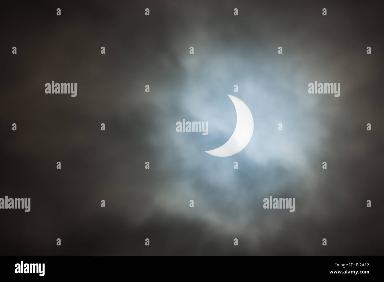 Sheffield, UK, le 20 Mar, 2015. Éclipse solaire partielle vu de Sheffield, UK, le 20 mars 2015. La couverture nuageuse partielle ajoute à cette rare théâtre événement céleste comme la lune passe devant le soleil, créant un croissant de lumière. Credit : Graham Dunn/Alamy Live News Banque D'Images
