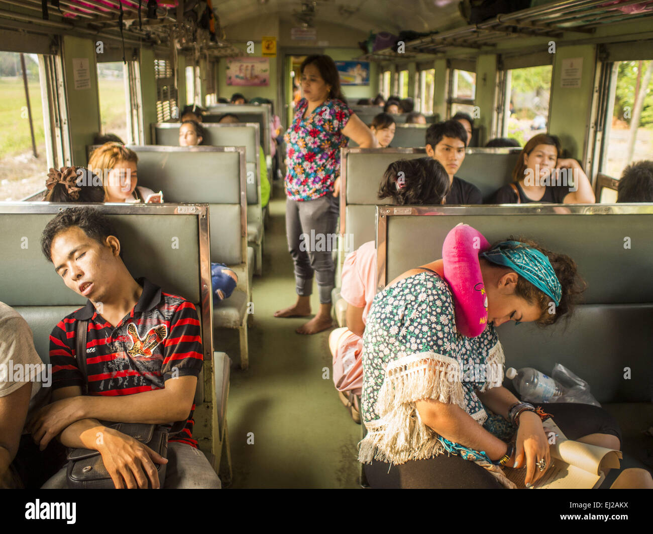 Chachoengsao, Chachoengsao, Thaïlande. Mar 20, 2015. Les gens dorment sur un train 3ème classe pour Kabin Buri. Les chemins de fer de l'état de la Thaïlande (SRT), créée en 1890, exploite 4 043 kilomètres de voie à voie métrique qui atteint la plupart des régions de la Thaïlande. Une bonne partie de la piste et de nombreux trains sont souvent mal entretenus et les trains sont en retard. Accidents et d'incidents sont également monnaie courante. Les gouvernements successifs, y compris l'actuel gouvernement militaire, ont promis d'améliorer les services ferroviaires. Le gouvernement militaire a signé des contrats avec la Chine pour améliorer les lignes de chemin de fer et produire des spee Banque D'Images