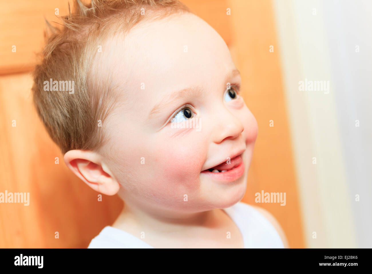 Happy 2 ans bébé garçon. Kid sourit, souriant. Banque D'Images