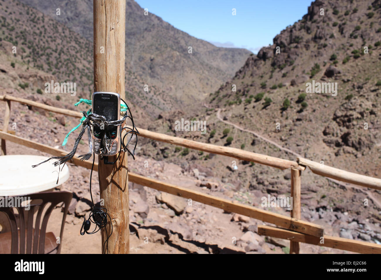 Téléphone mobile liée à poster pour signal Banque D'Images