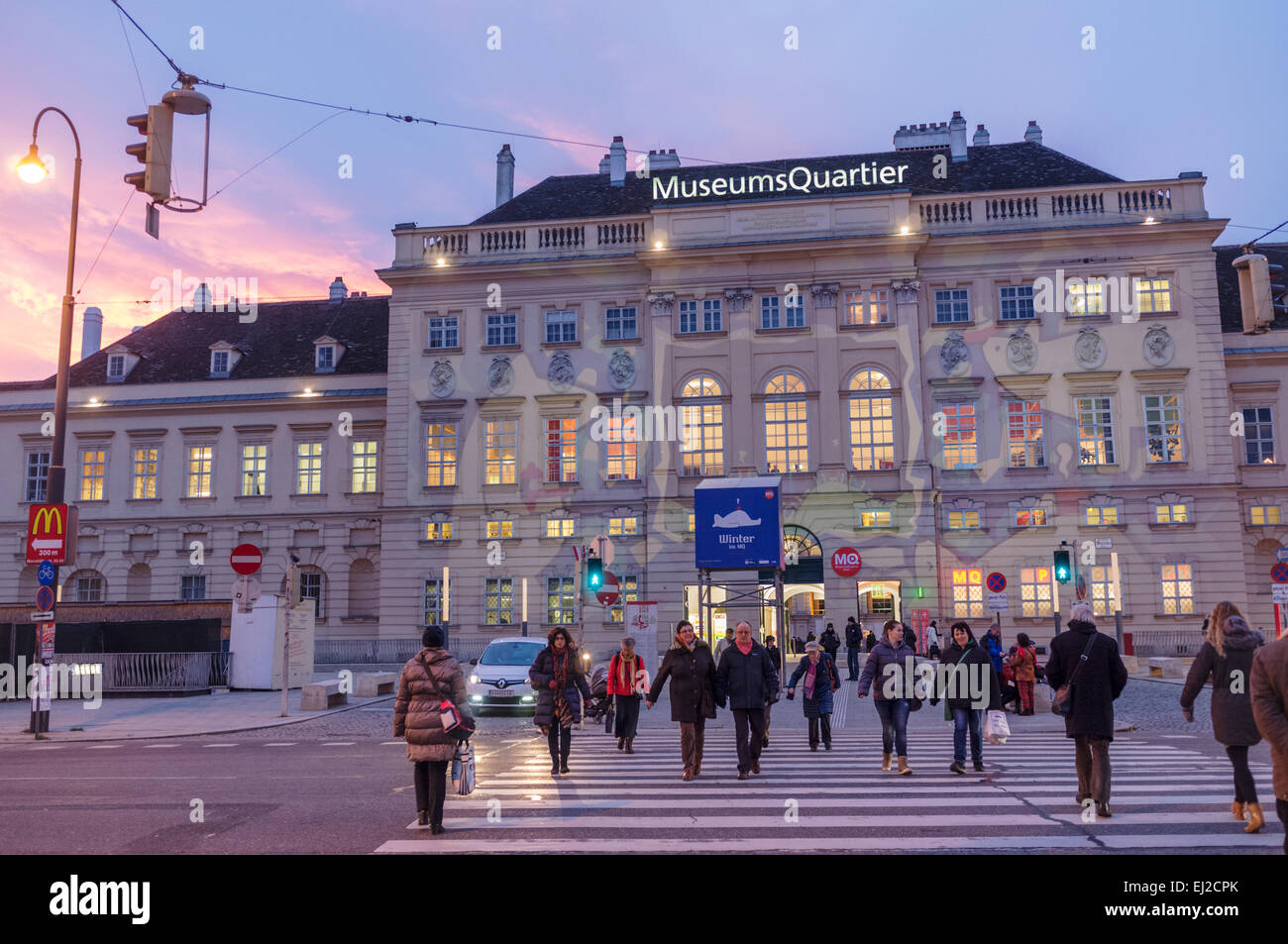 Entrée Museumsquartier et les piétons au crépuscule à Vienne, Autriche Banque D'Images