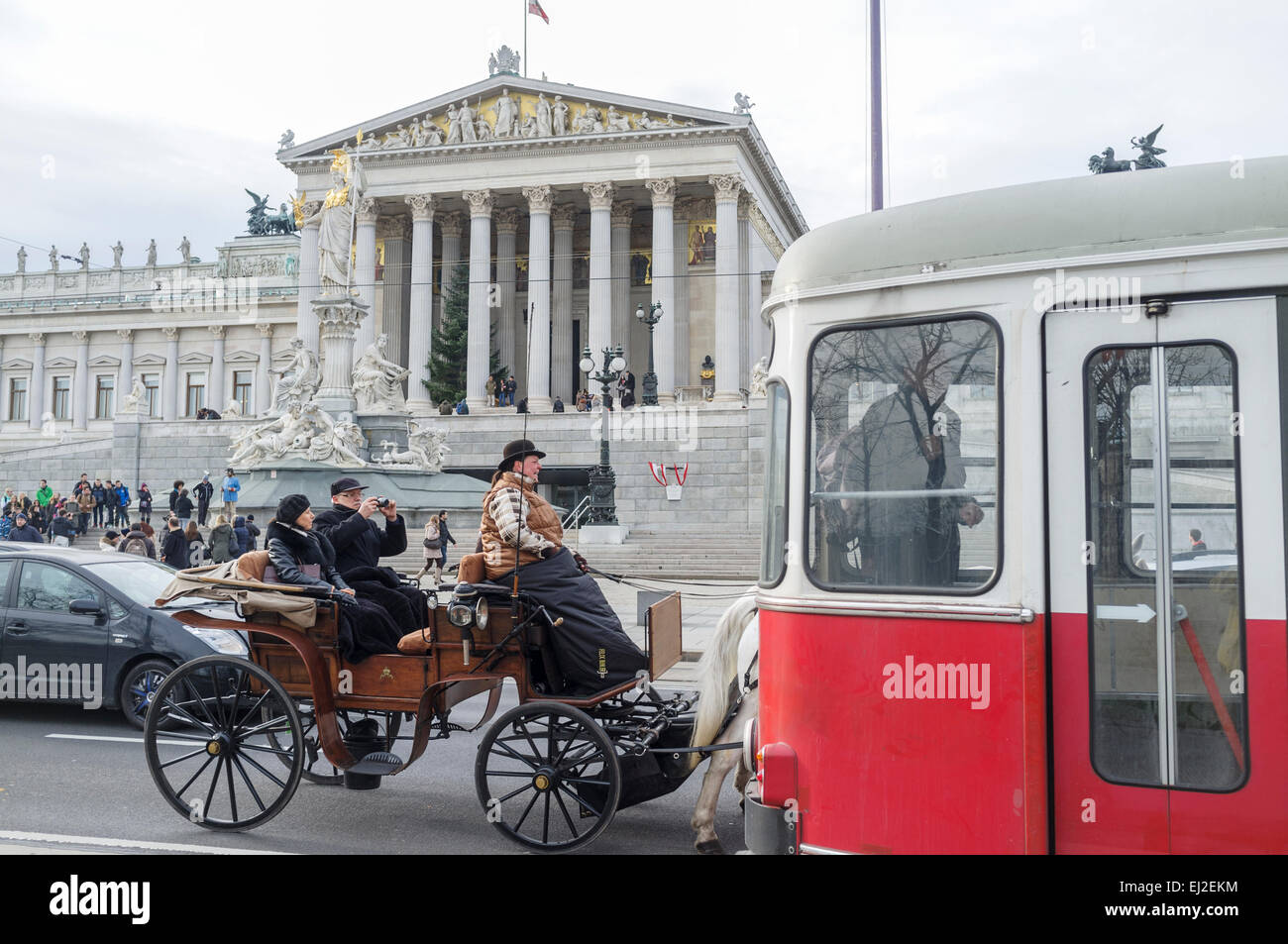 Buggy et de tramway par l'édifice du Parlement, Vienne, Autriche Banque D'Images