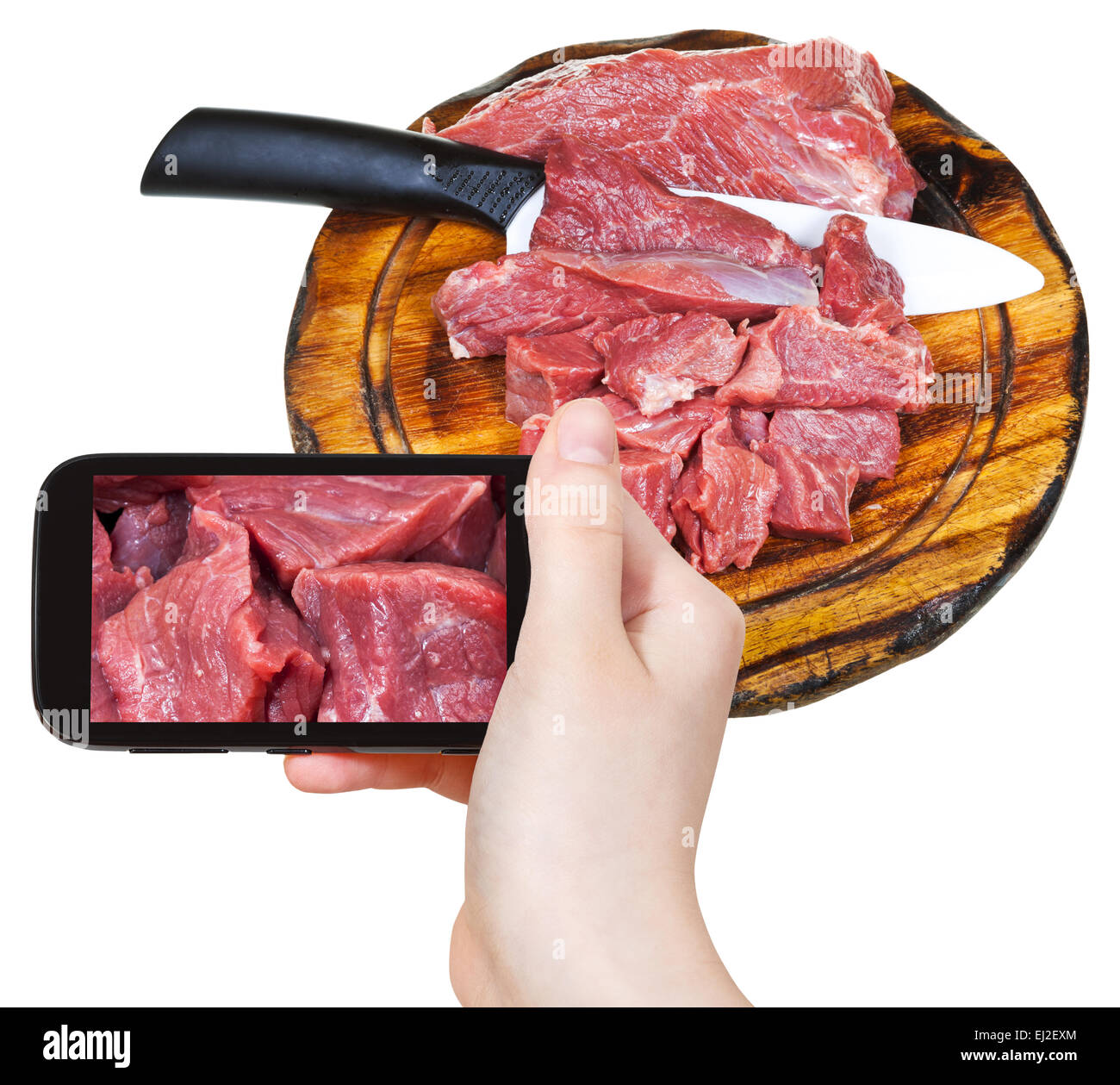 Photographiant food concept - office prend photo de couper la viande crue sur la coupe de bois sur smartphone, Banque D'Images