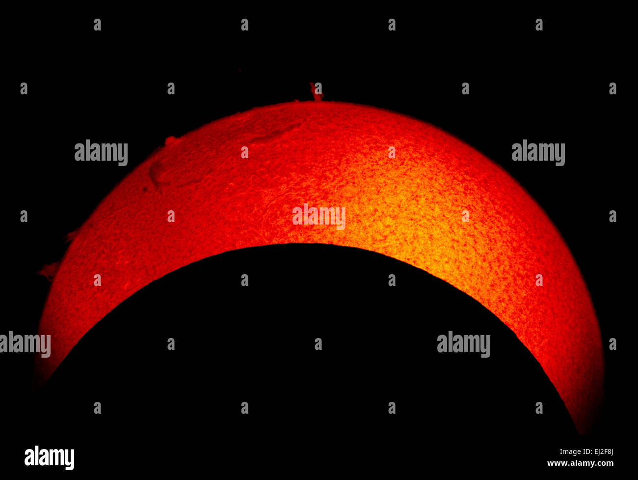 Dorset, UK. 20 mars, 2015. Éclipse solaire partielle prises à partir de la Bretagne, France Crédit : Steven Milne/Alamy Live News Banque D'Images