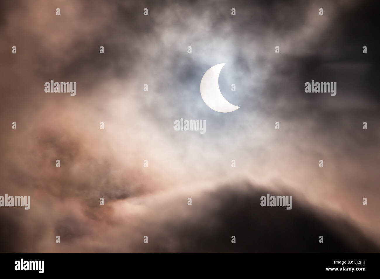 Éclipse partielle du soleil par la lune. Vu de la ville de Durham, England, UK. Le 20 mars 2015. Banque D'Images