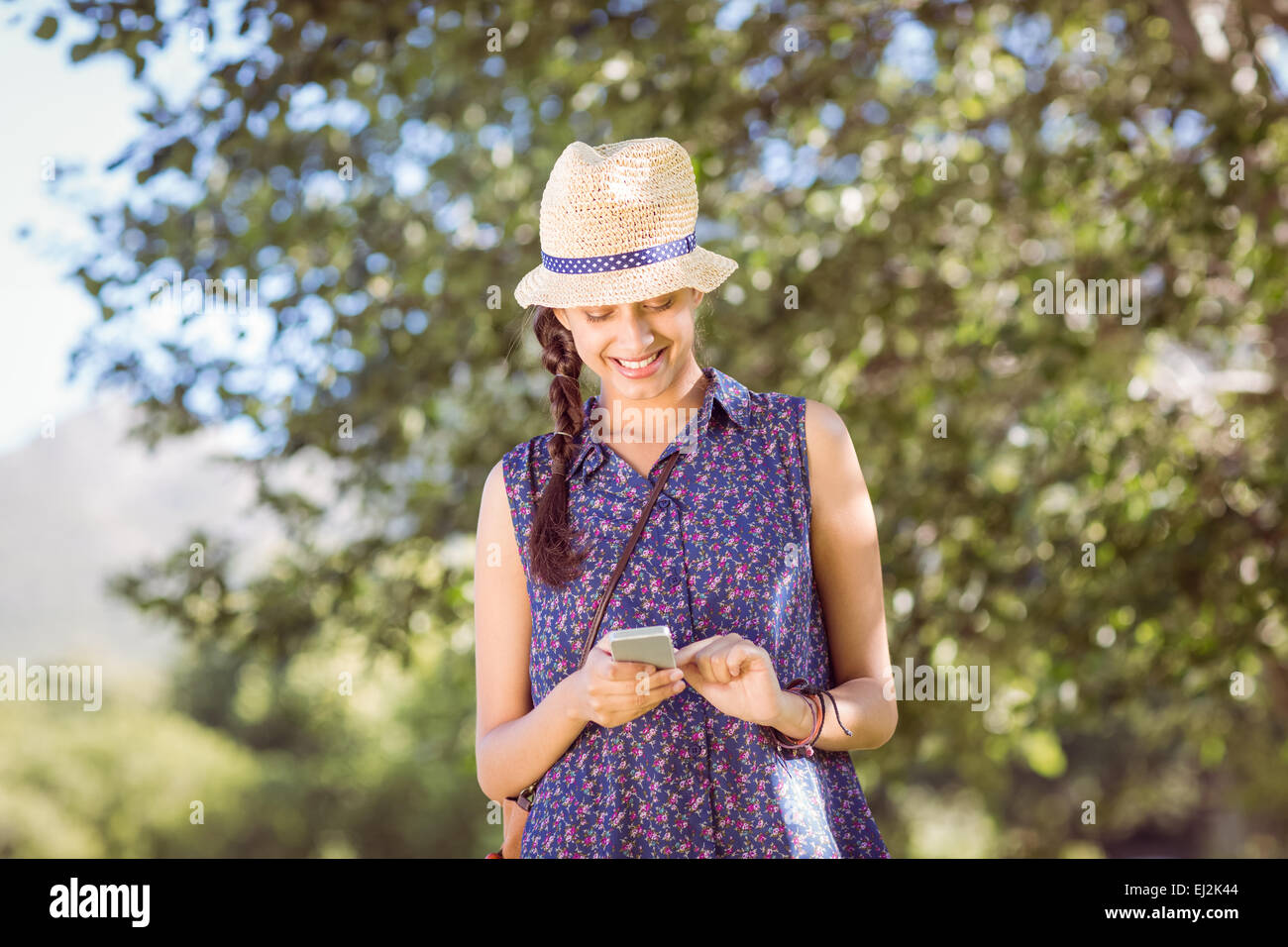 Contrôler son téléphone assez hipster Banque D'Images