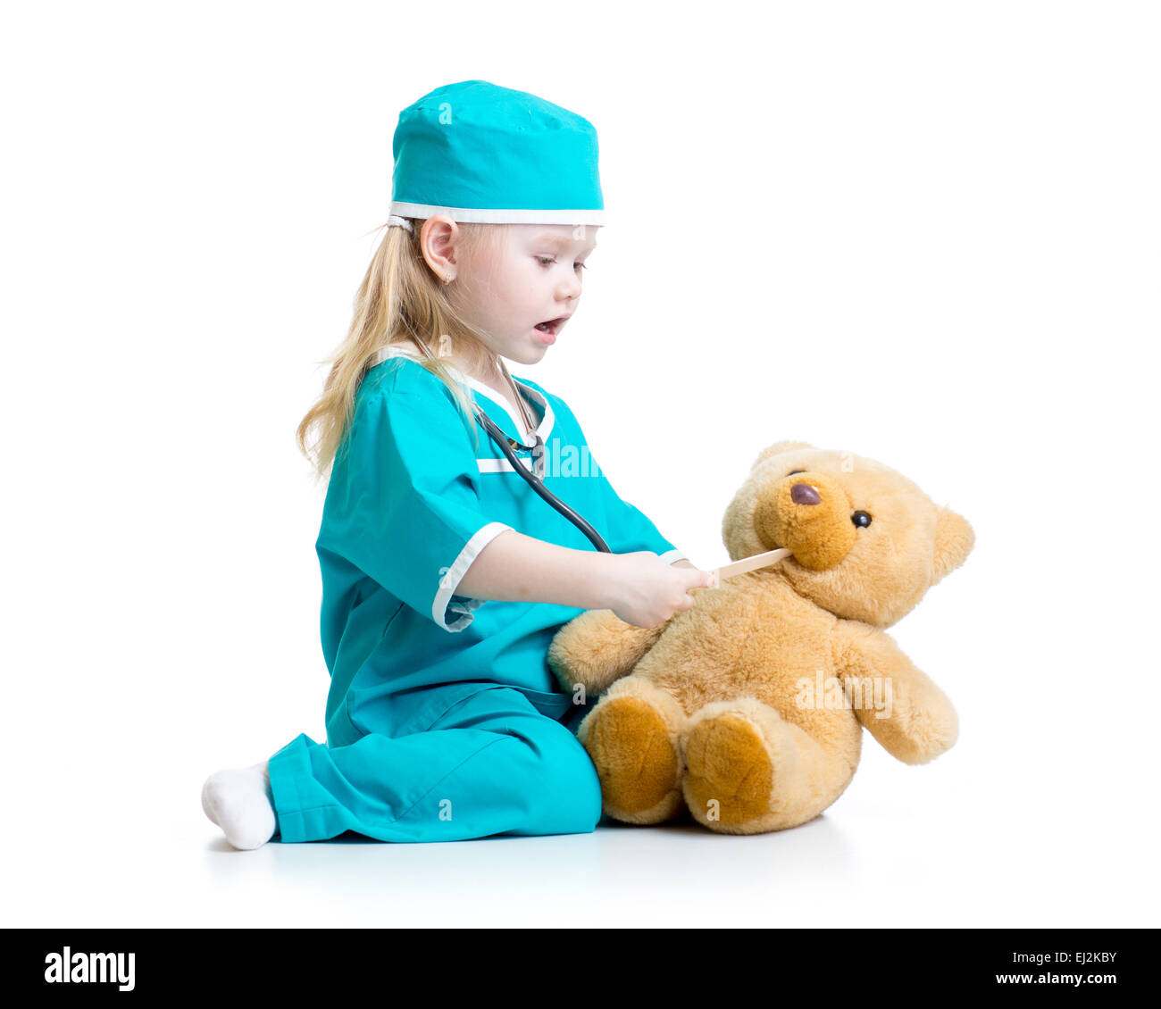 Adorable enfant habillé en médecin Playing with toy Banque D'Images