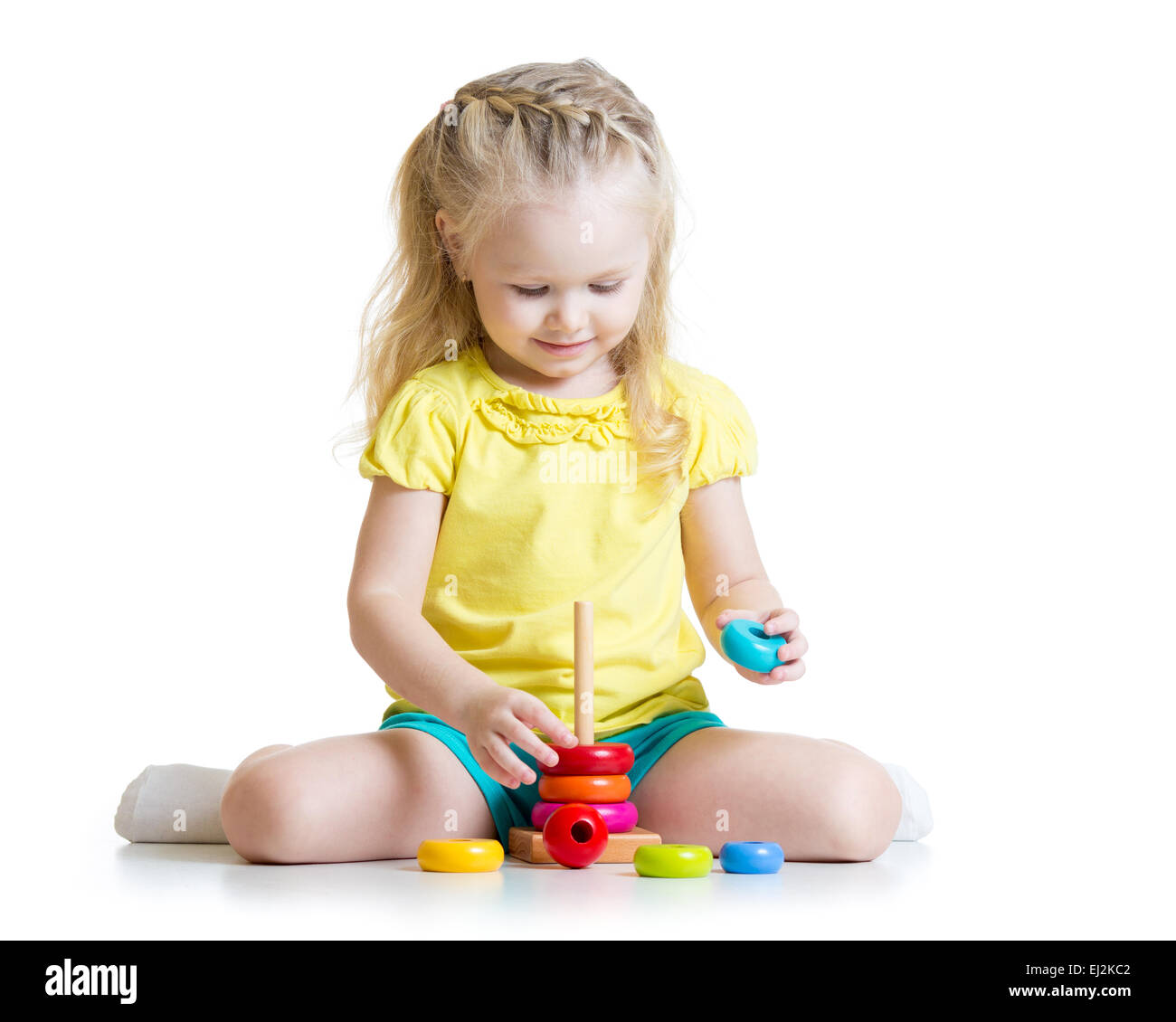 Enfant jouant avec pyramide couleur toy Banque D'Images