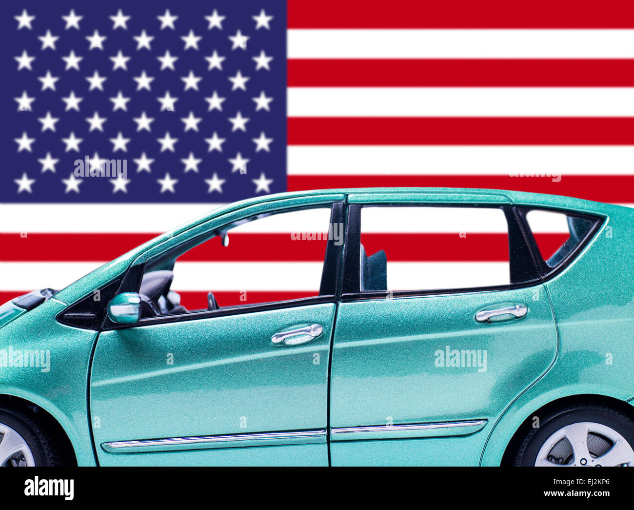 Détail d'une voiture en face du drapeau américain Banque D'Images