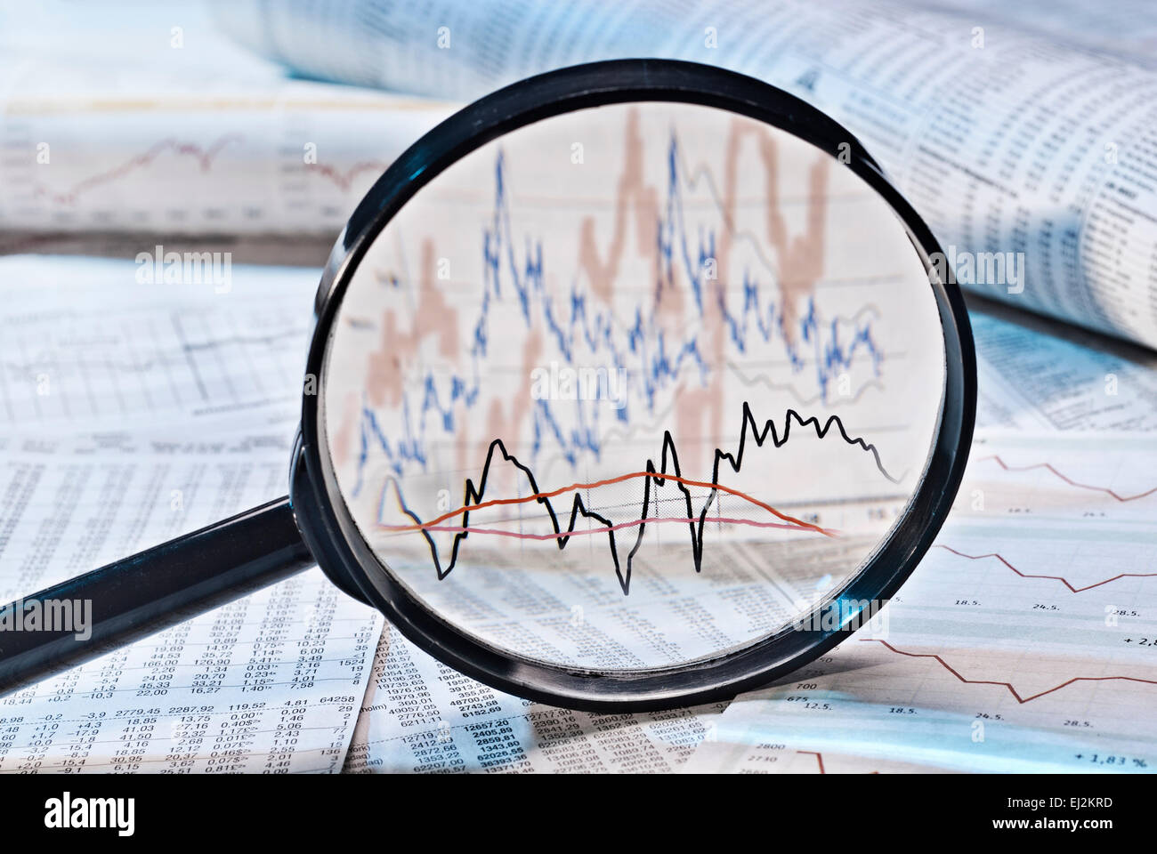 Montre loupe graphiques avec le prix des actions. Banque D'Images