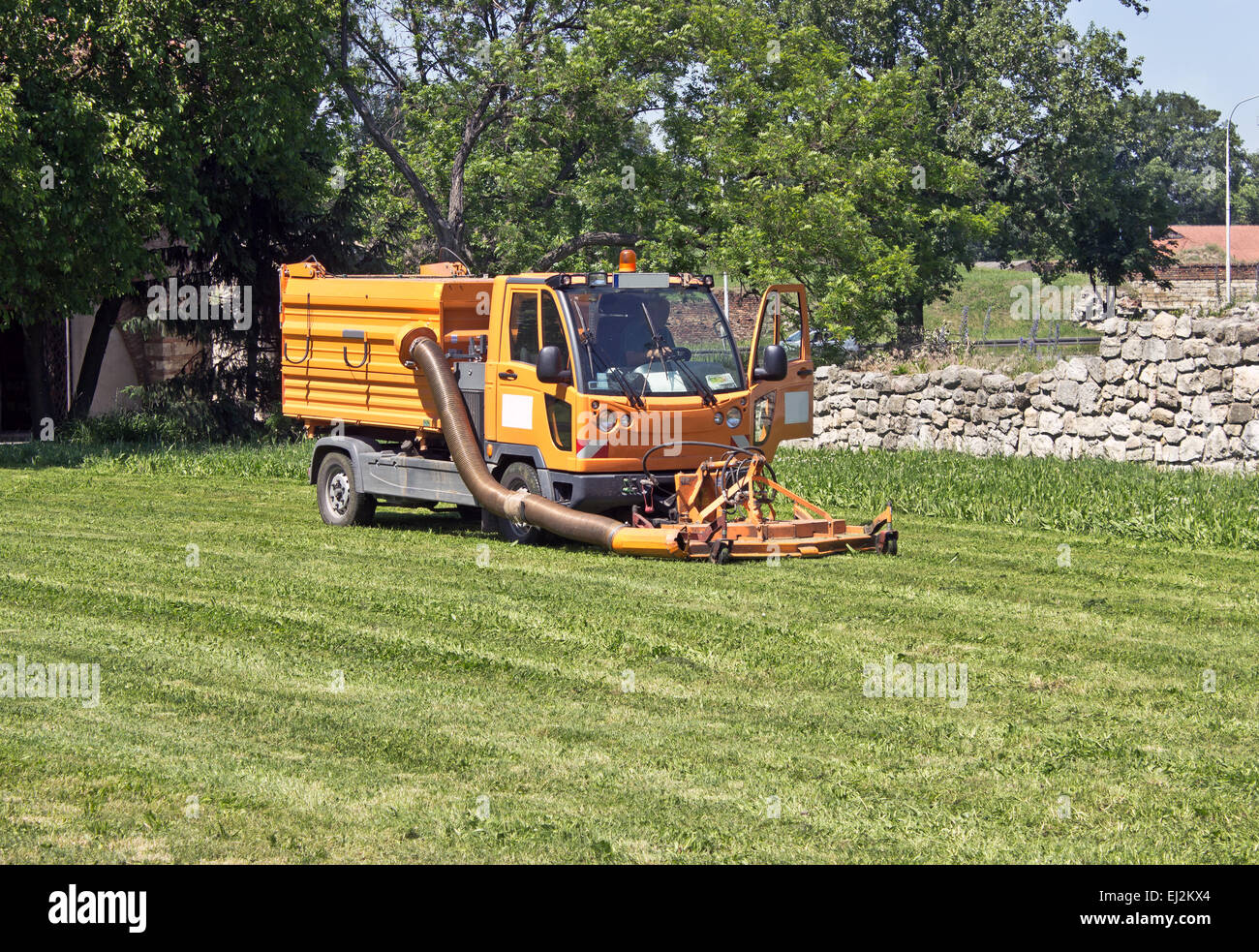 Tondeuse à gazon coupe camion jaune Banque D'Images