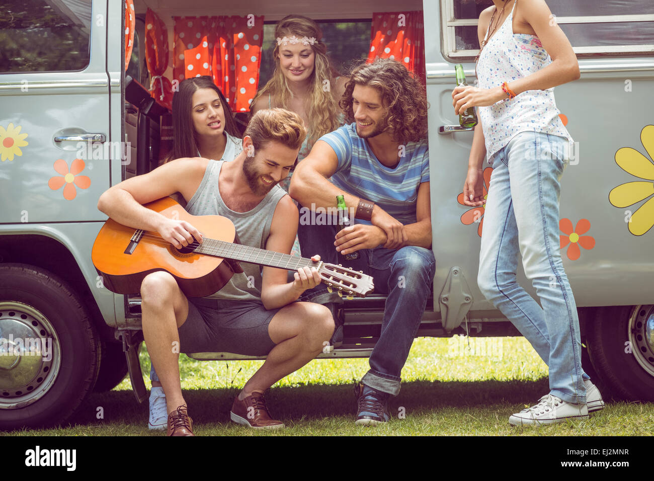 Amis dans le camping-car hippie au festival Banque D'Images