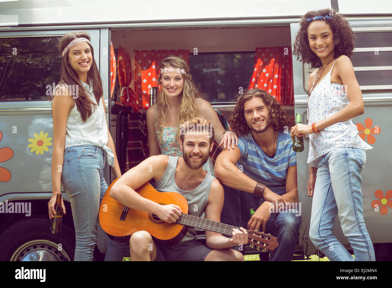Amis dans le camping-car hippie au festival Banque D'Images