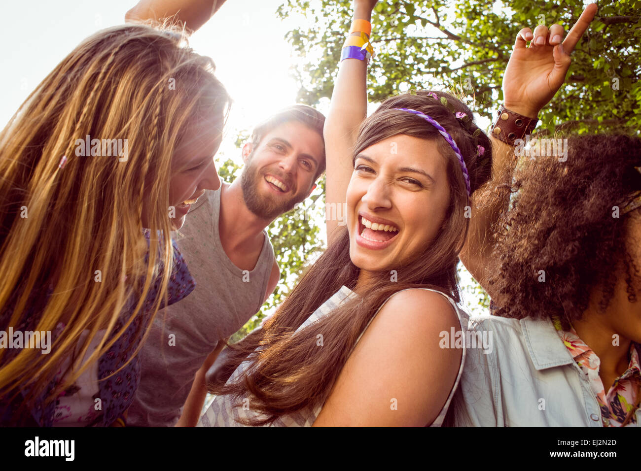 Heureux les gens branchés de danse à la musique Banque D'Images