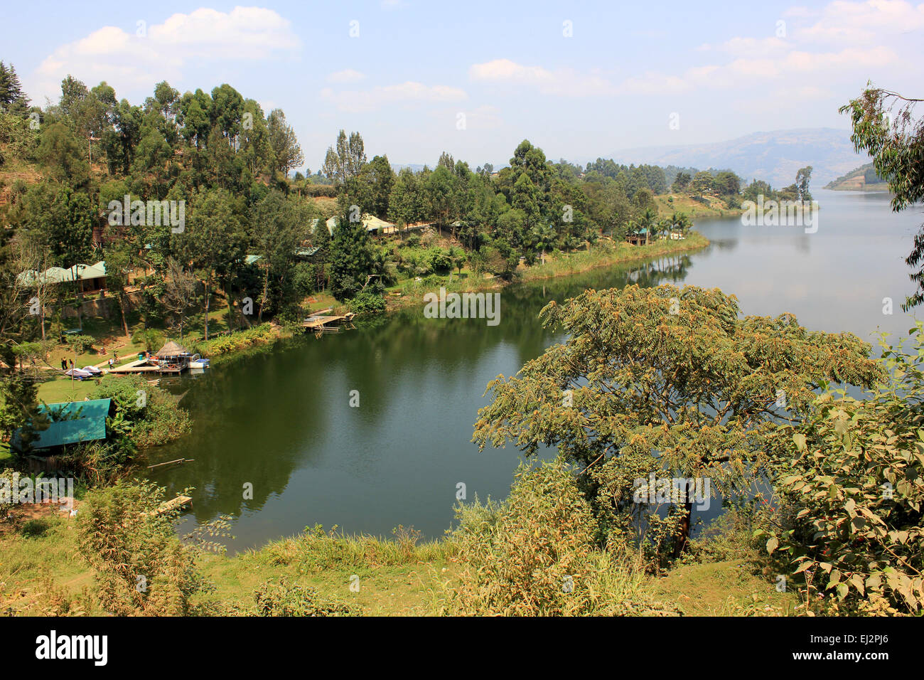 Cottages comme la rive du lac Bunyonyi dans l'ouest de l'Ouganda Banque D'Images