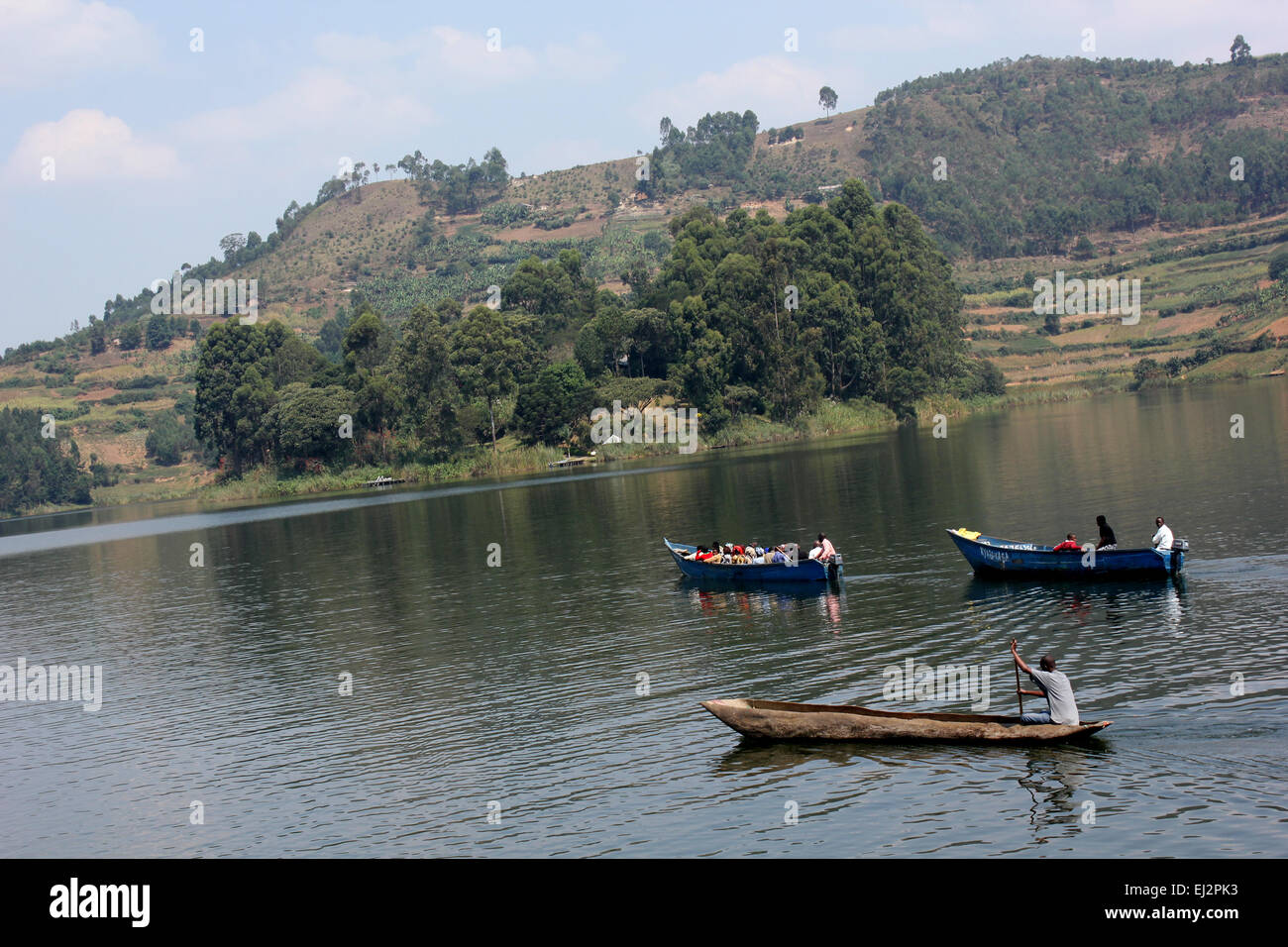 Les passagers de prendre des promenades en bateau sur le lac Bunyonyi dans l'ouest de l'Ouganda Banque D'Images