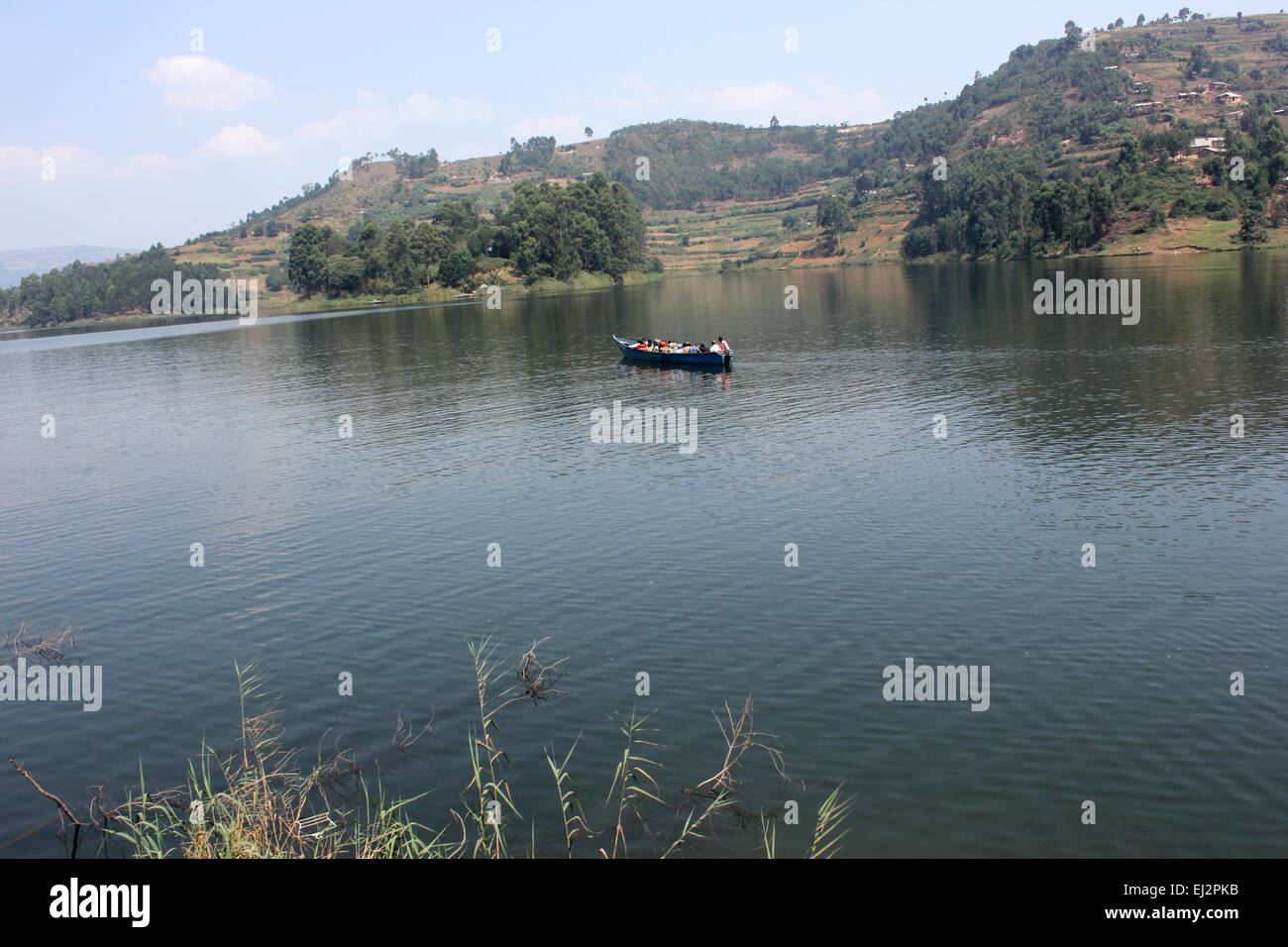 Les passagers de prendre une promenade en bateau sur le lac Bunyonyi dans l'ouest de l'Ouganda Banque D'Images