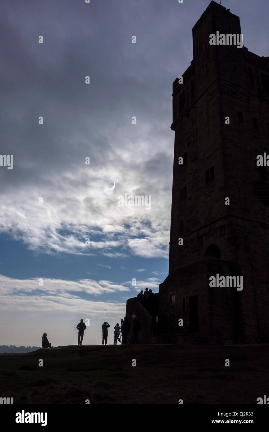 Les gens se rassemblent sur la colline du château à Huddersfield, Yorkshire de l'ouest pour regarder l'éclipse solaire partielle le 20 mars 2015. Banque D'Images