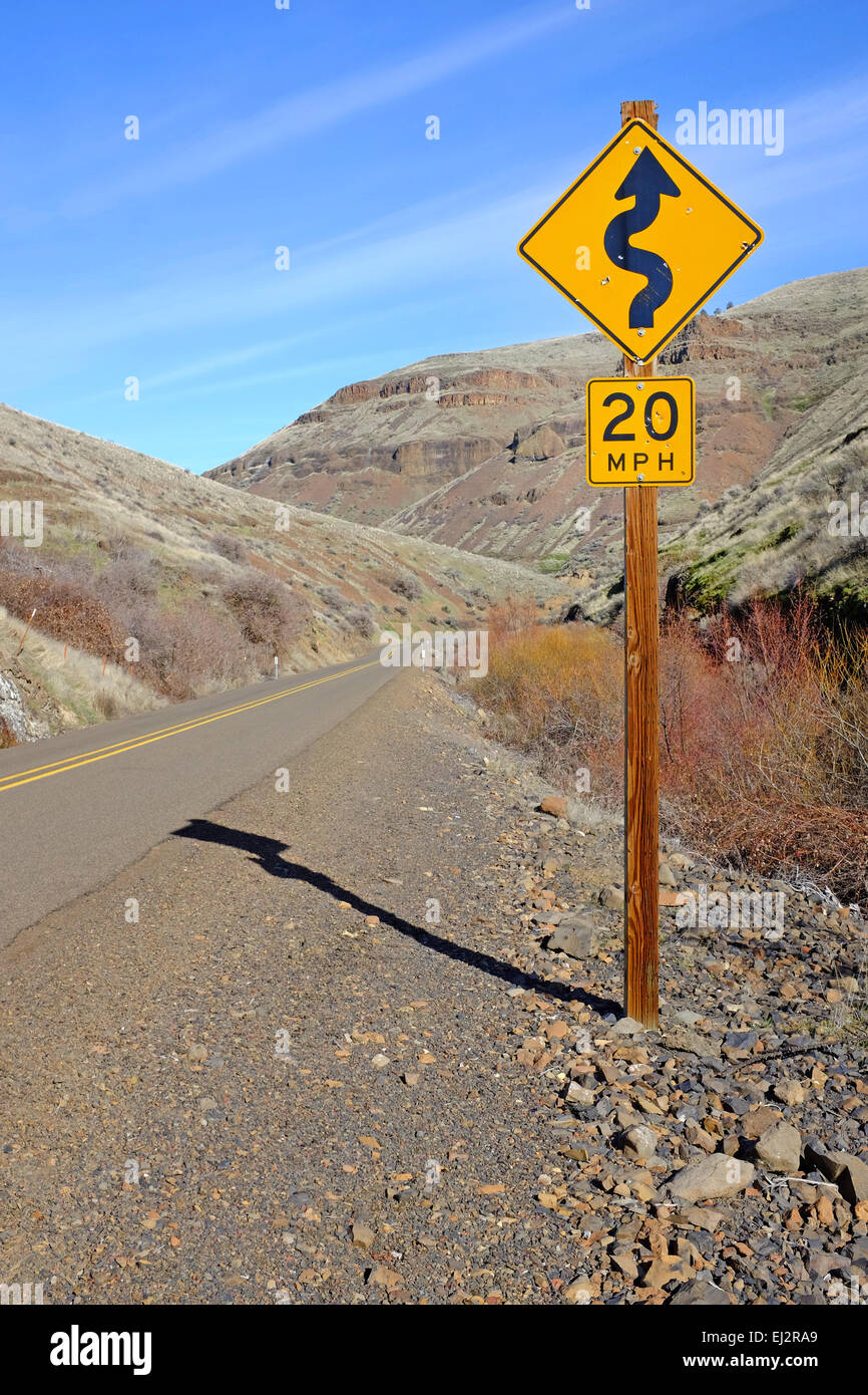 Un panneau d'avertissement sur une route de montagne sinueuse, dans le centre nord de l'oregon. Banque D'Images