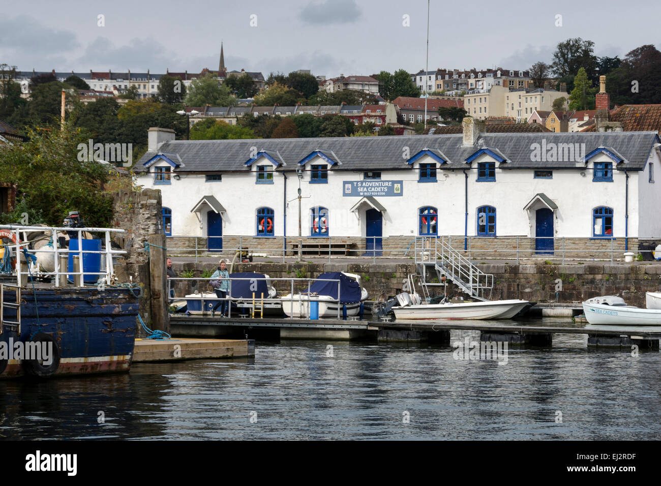 Docker's cottages par les serrures en Bristol's port flottant, maintenant utilisé par les Cadets de la marine. Banque D'Images