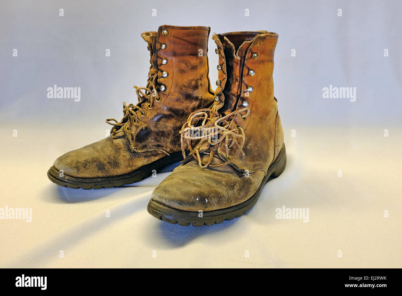 Un très usé, très vieille paire de bottes de randonnée ou de travail entre  le début des années 1940 Photo Stock - Alamy