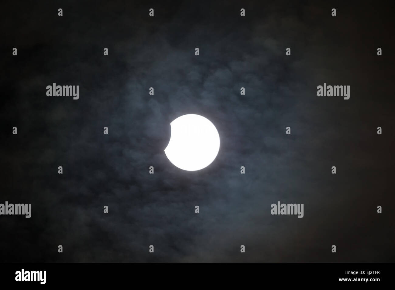 Glastonbury, Somerset, Royaume-Uni à 10:28 h le 20 mars 2015. Pendant le temps nuageux gris au départ, le soleil a commencé à percer juste à temps pour l'éclipse partielle de devenir visible pour les spectateurs. L'éclipse partielle couvert plus de 85 % du soleil à son point culminant à 0926 ce matin avec le soleil a révélé de nouveau en 1041. Un phénomène qui ne sera pas à nouveau visible au Royaume-Uni dans la plupart des adultes vivant. Les niveaux de crédit : Photography/Alamy Live News Banque D'Images