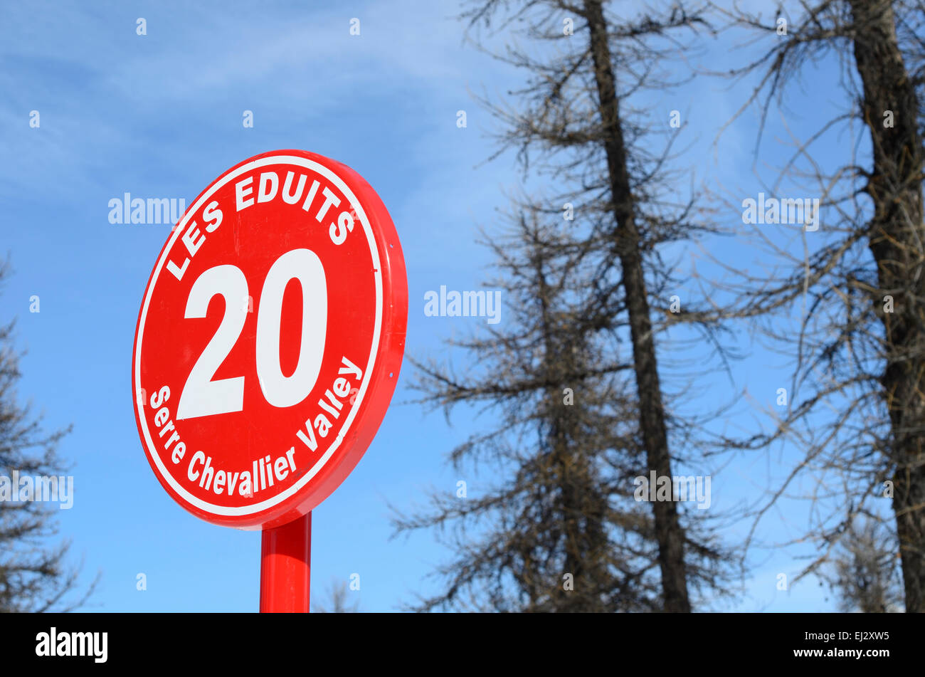 Les Eduits Serre Chevalier Valley 20 bâton de ski piste rouge Banque D'Images