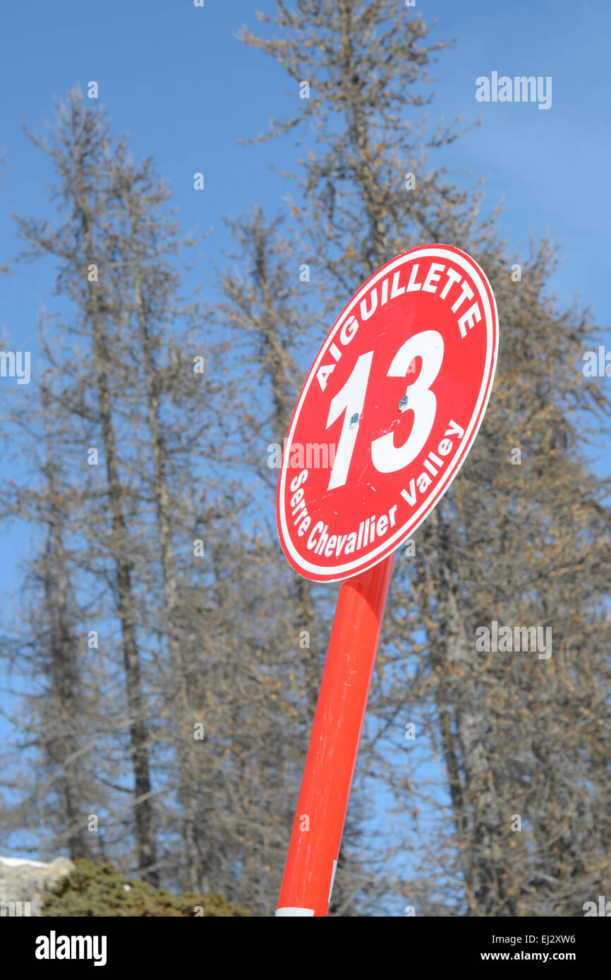 Aigullette Serre Chevalier Valley 213 bâton de ski piste rouge Banque D'Images