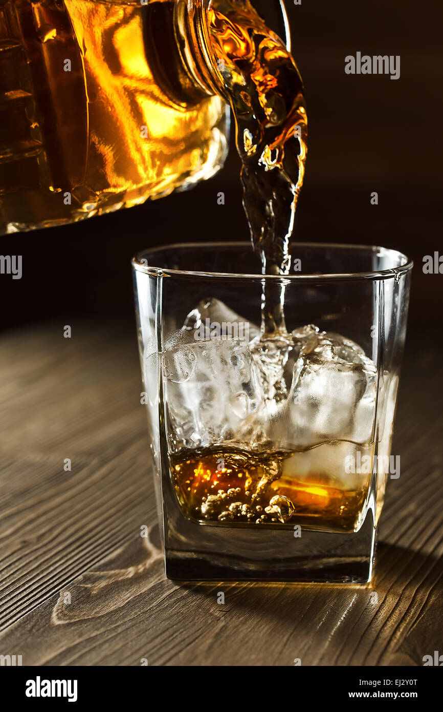 Le whiskey et la glace naturelle sur la vieille table en bois Banque D'Images