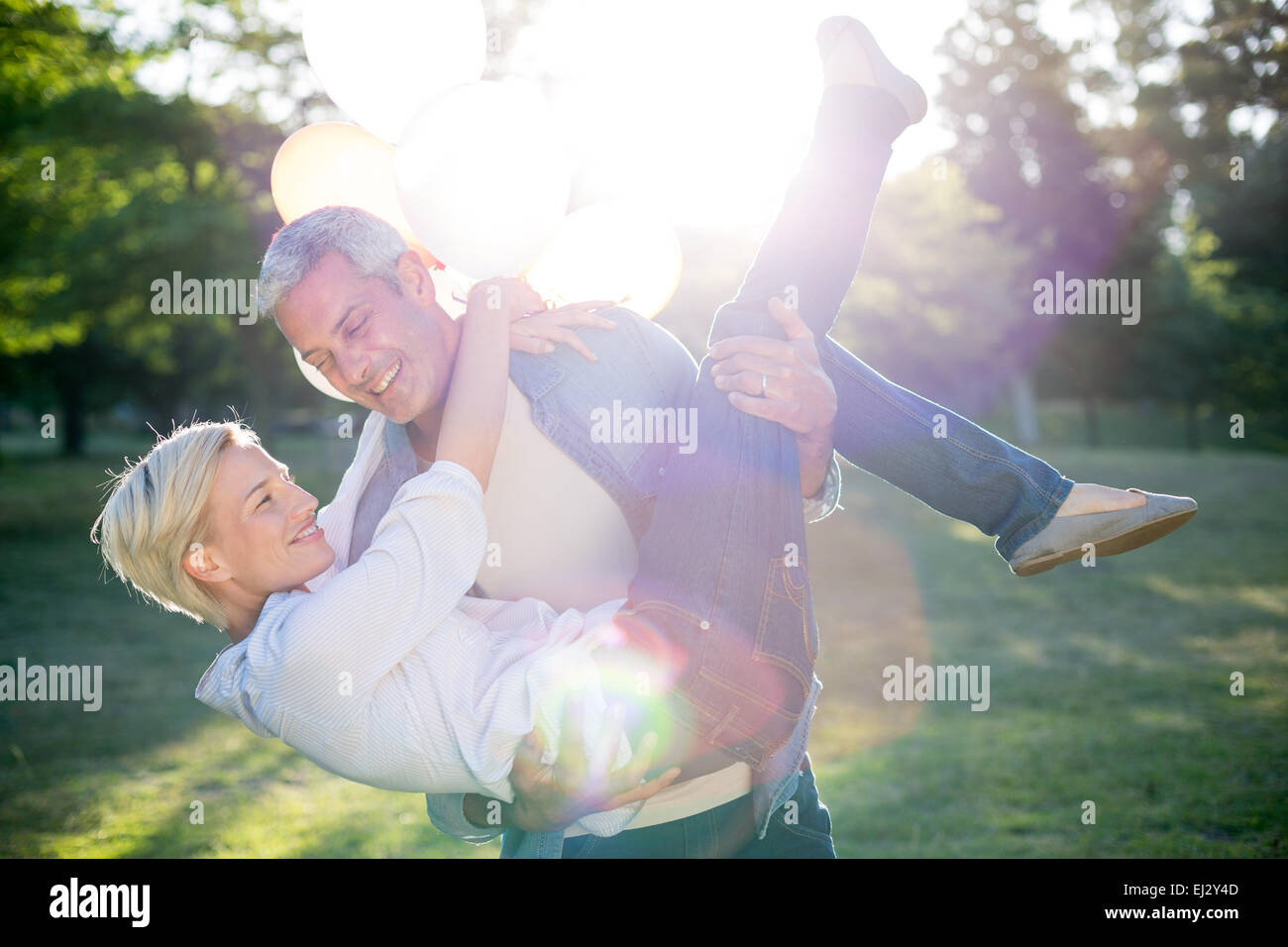 Heureux couple having fun at the park Banque D'Images