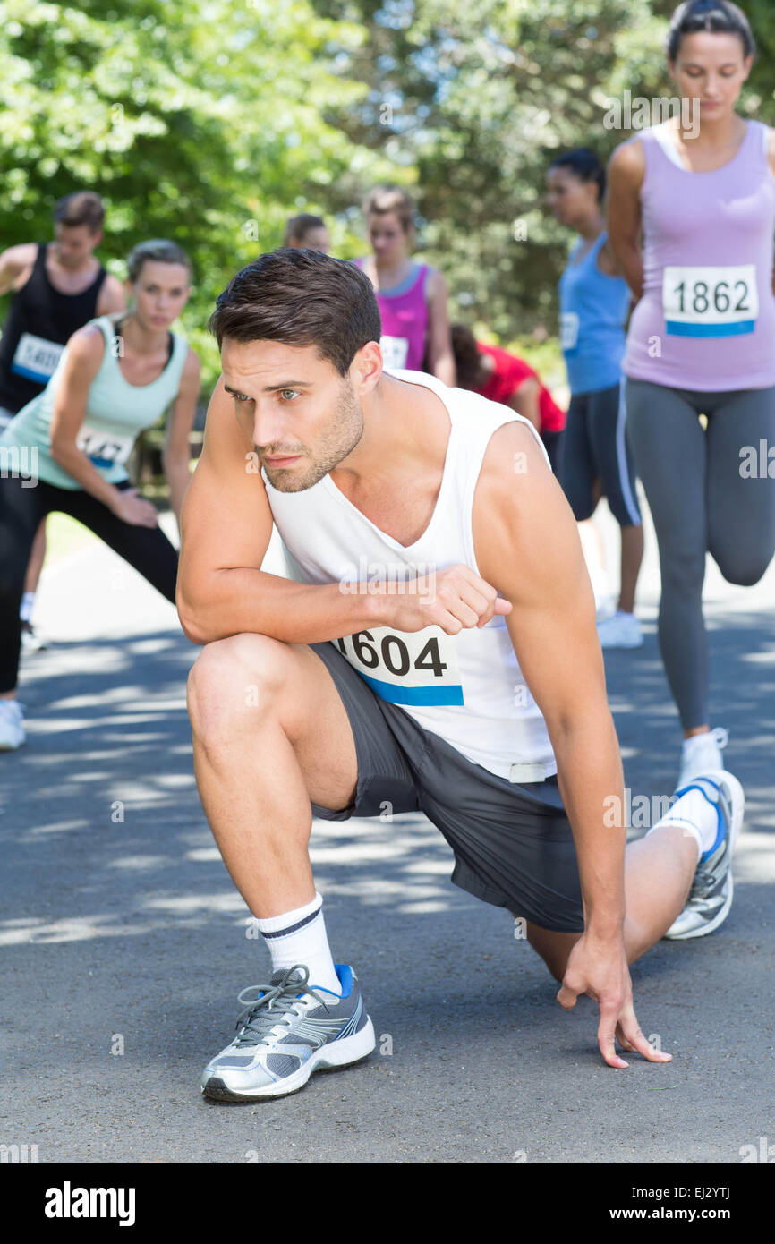 L'homme fit l'échauffement avant la course Banque D'Images