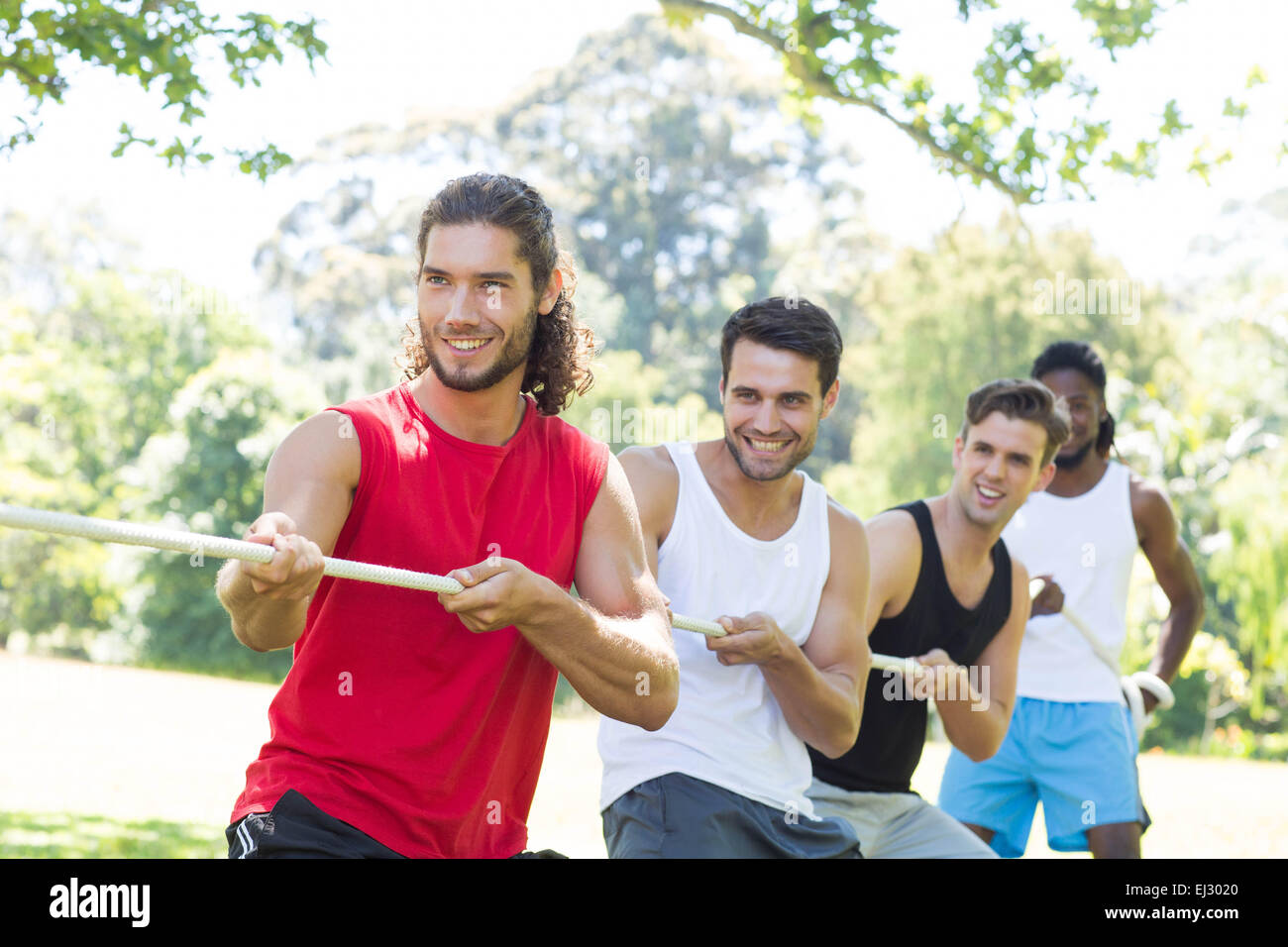 Fitness group jouer remorqueur de la guerre Banque D'Images