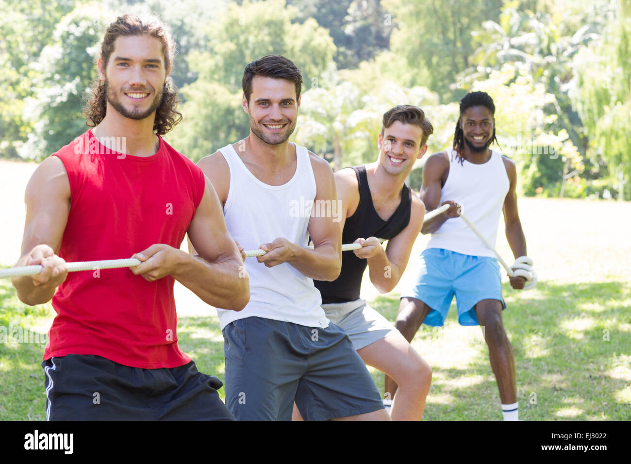 Fitness group jouer remorqueur de la guerre Banque D'Images