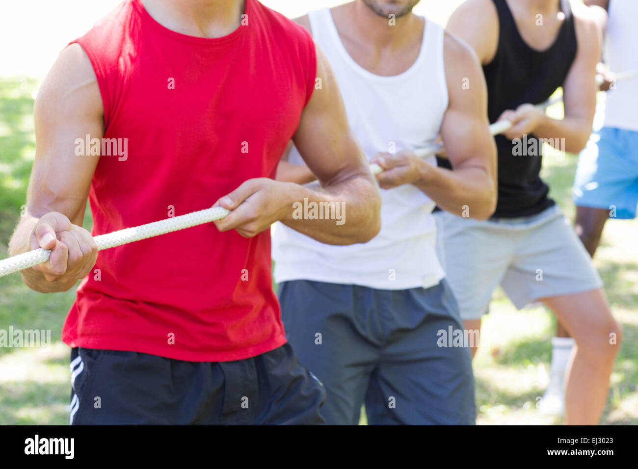 Fitness group jouer remorqueur de la guerre Banque D'Images