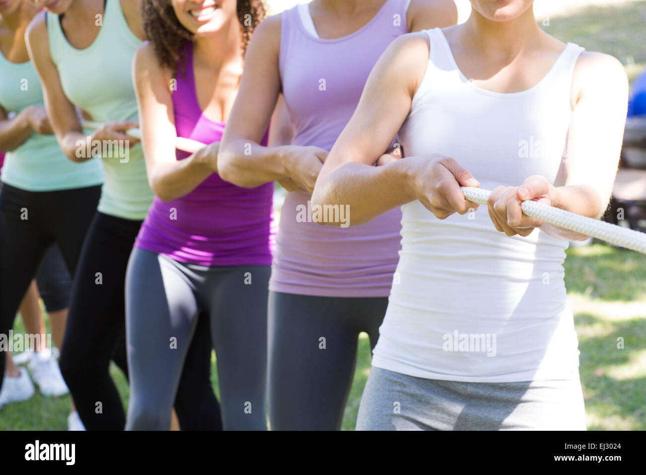 Fitness group jouer remorqueur de la guerre Banque D'Images