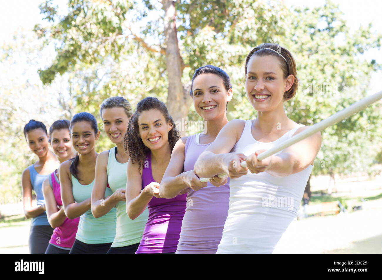 Fitness group jouer remorqueur de la guerre Banque D'Images