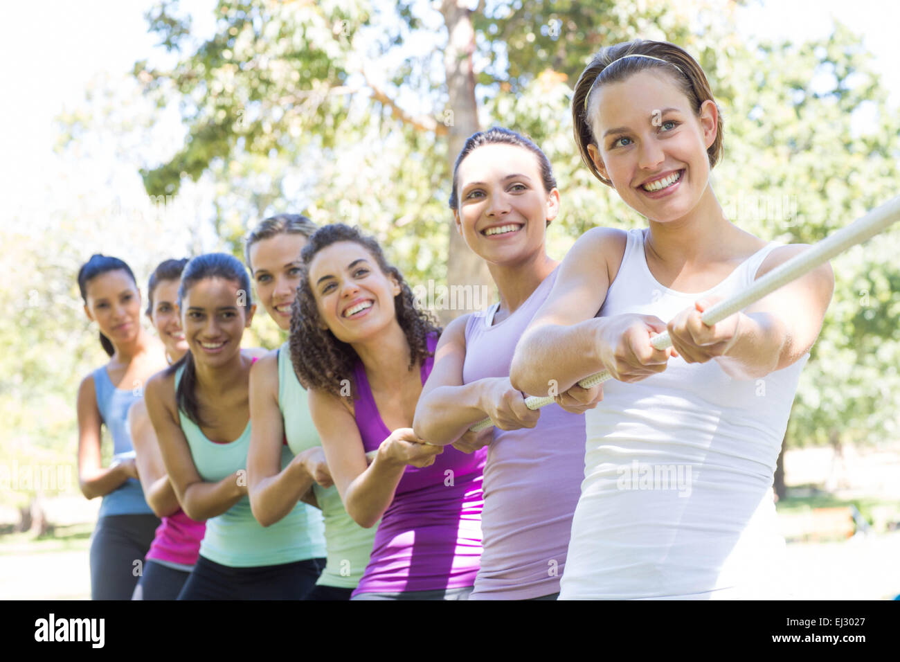 Fitness group jouer remorqueur de la guerre Banque D'Images