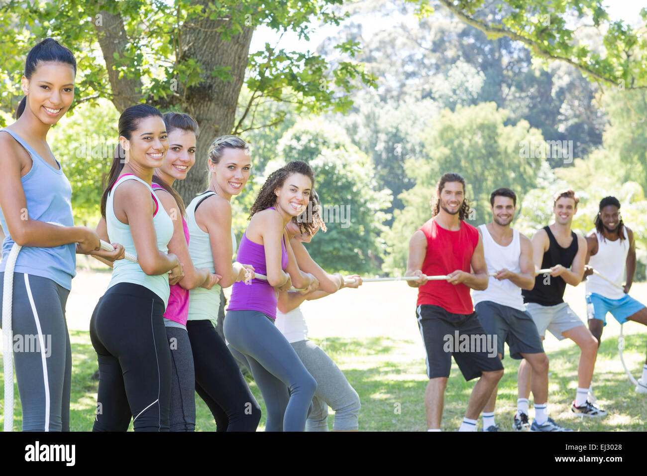 Fitness group jouer remorqueur de la guerre Banque D'Images