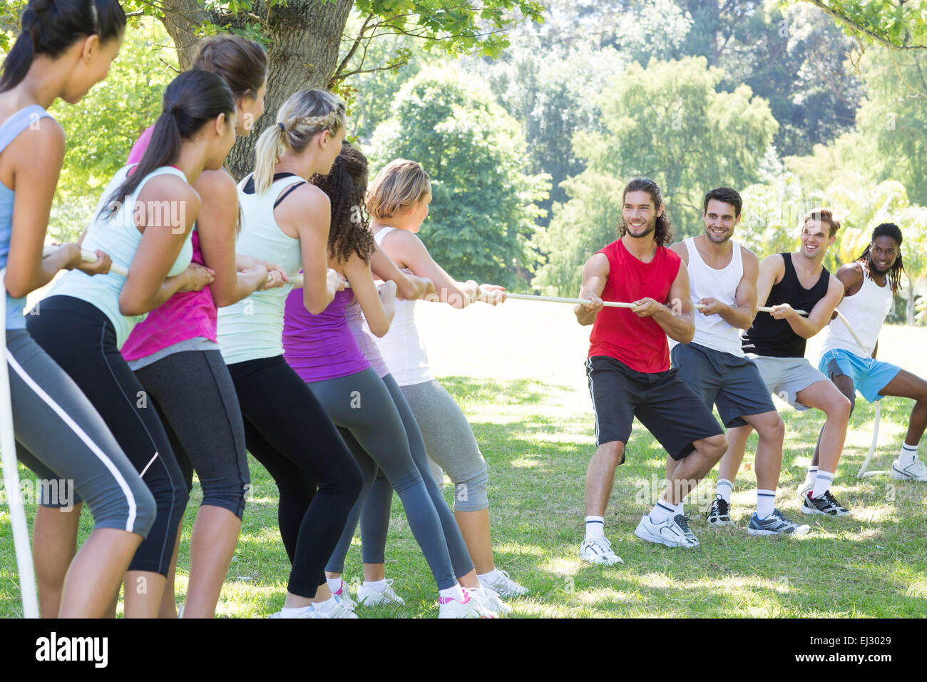 Fitness group jouer remorqueur de la guerre Banque D'Images