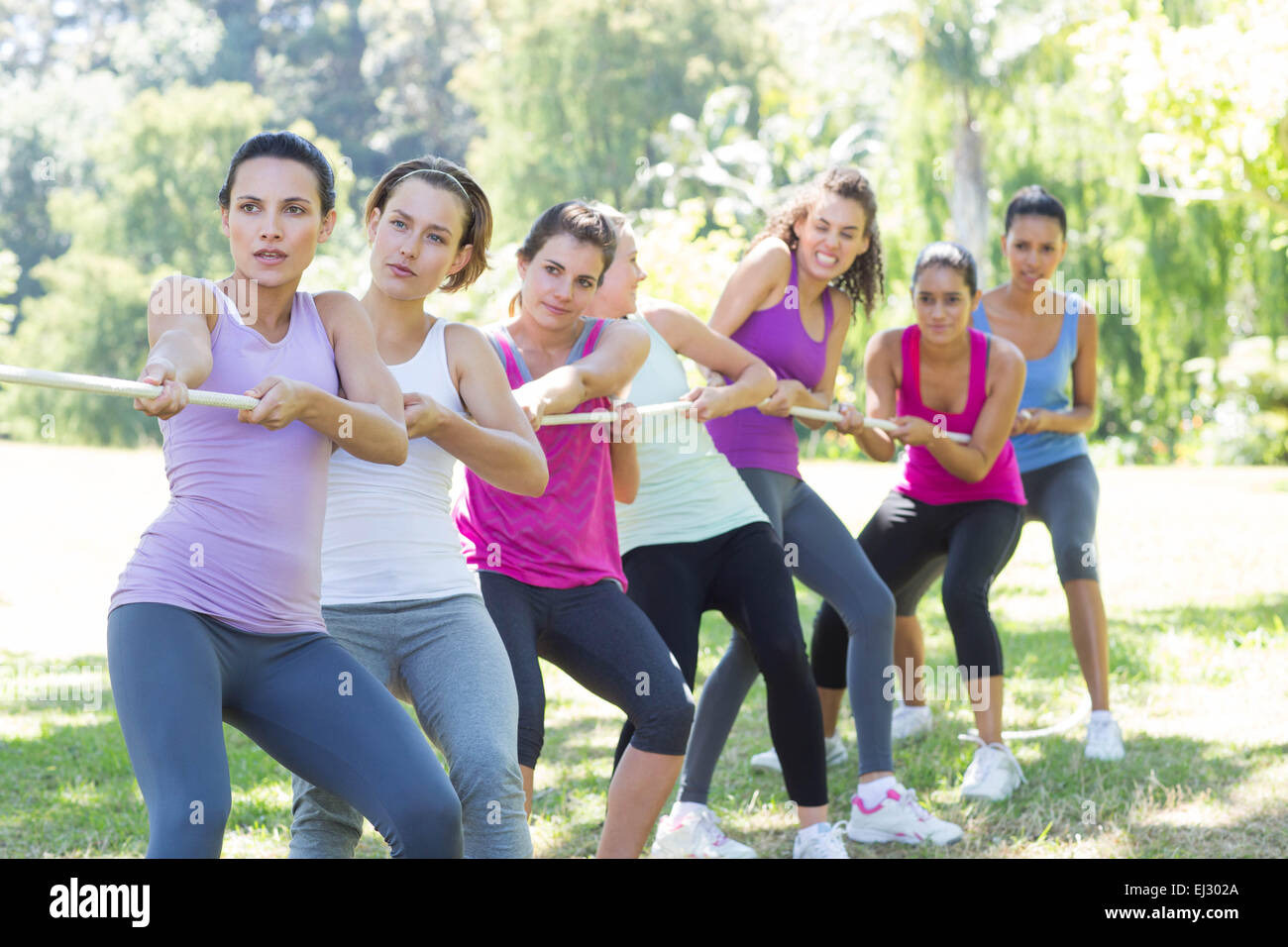 Fitness group jouer remorqueur de la guerre Banque D'Images