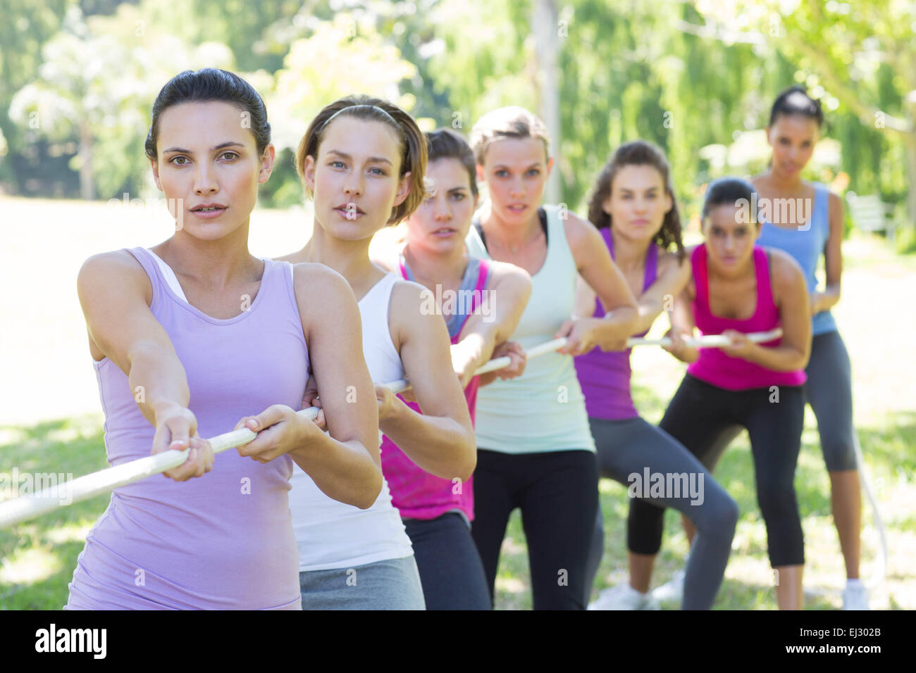 Fitness group jouer remorqueur de la guerre Banque D'Images