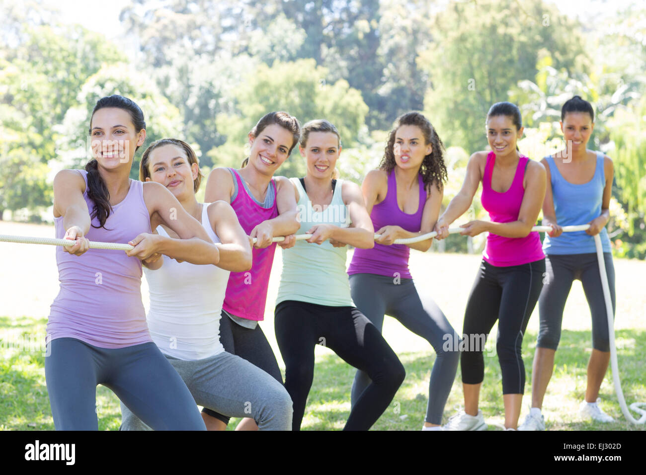 Fitness group jouer remorqueur de la guerre Banque D'Images