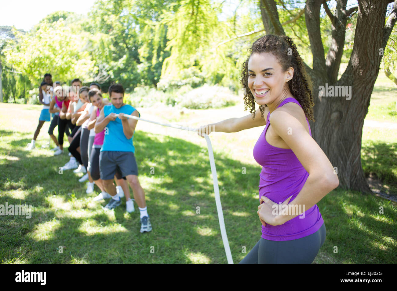 Fitness group jouer remorqueur de la guerre Banque D'Images