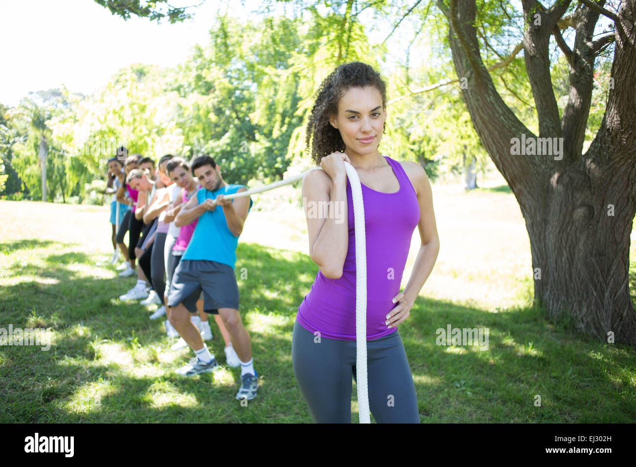 Fitness group jouer remorqueur de la guerre Banque D'Images